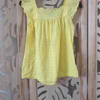 Top jaune avec broderie anglaise