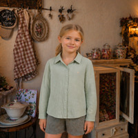 Chemise gaze de coton vert pâle fille portée – Mini-nous