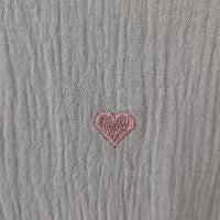 Détail broderie cœur rose chemise gaze de coton vert pâle fille – Mini-nous