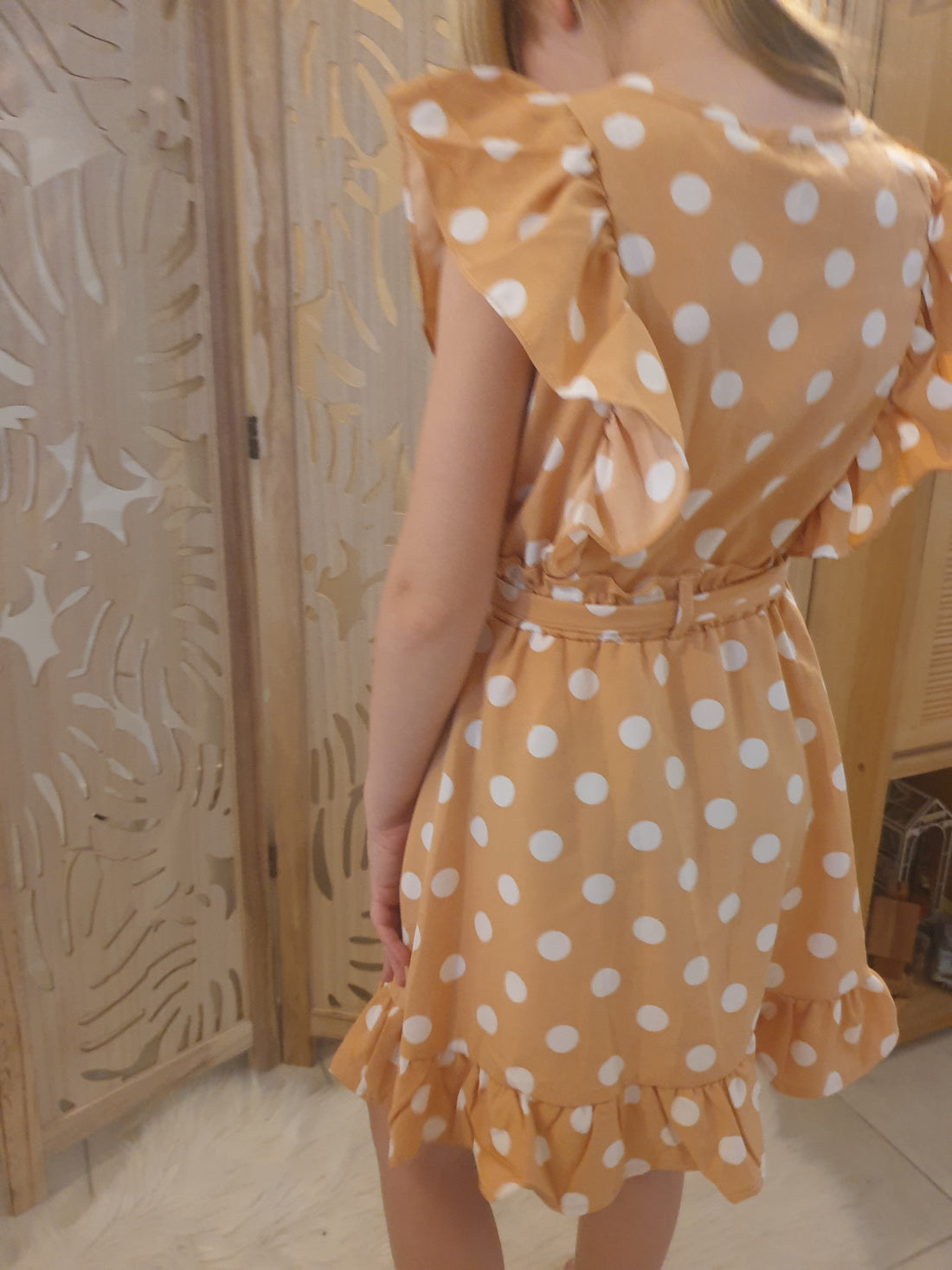 Robe beige à pois blancs