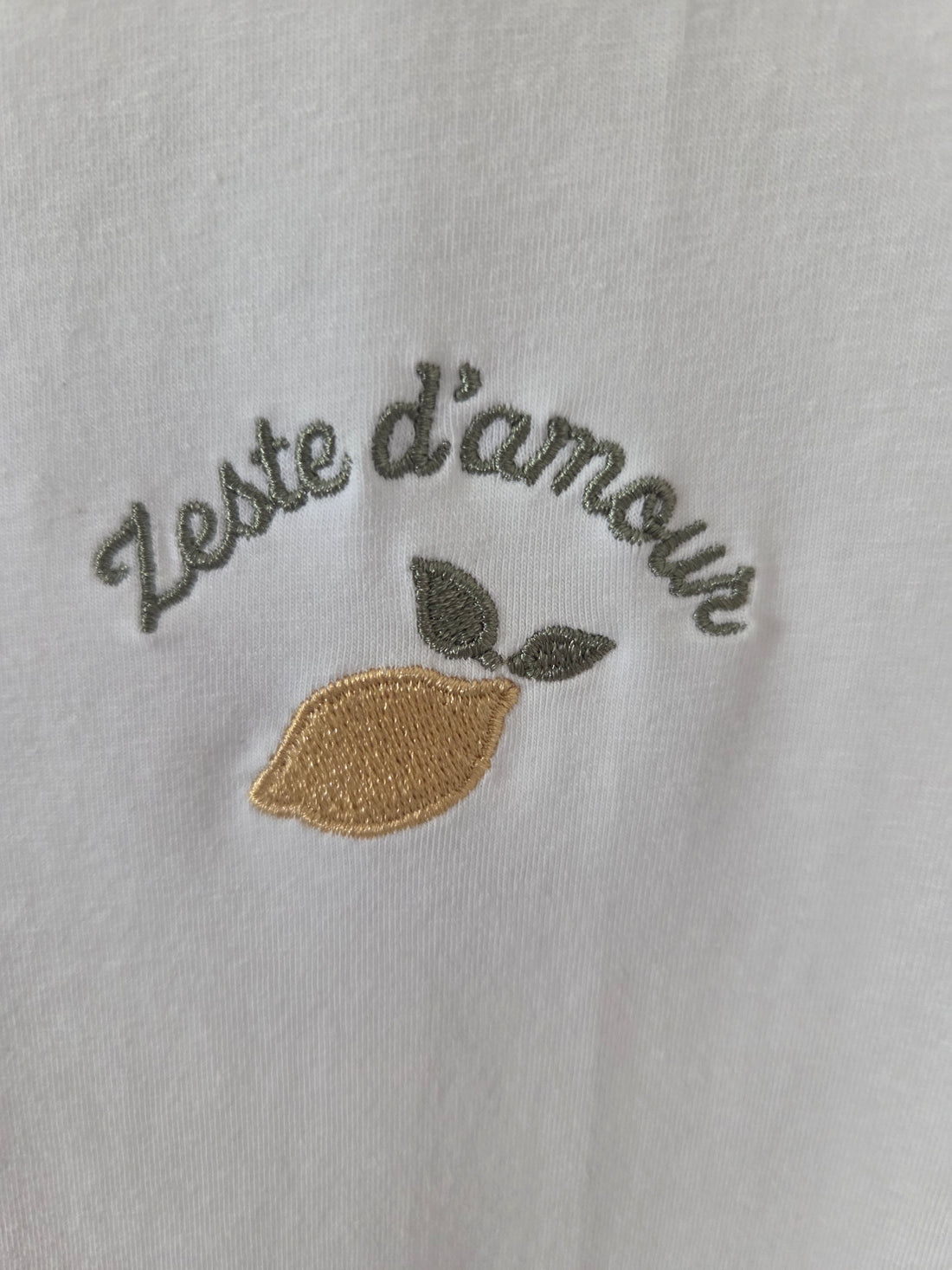 T-shirt blanc avec broderie « Zeste d’Amour » (Fille)