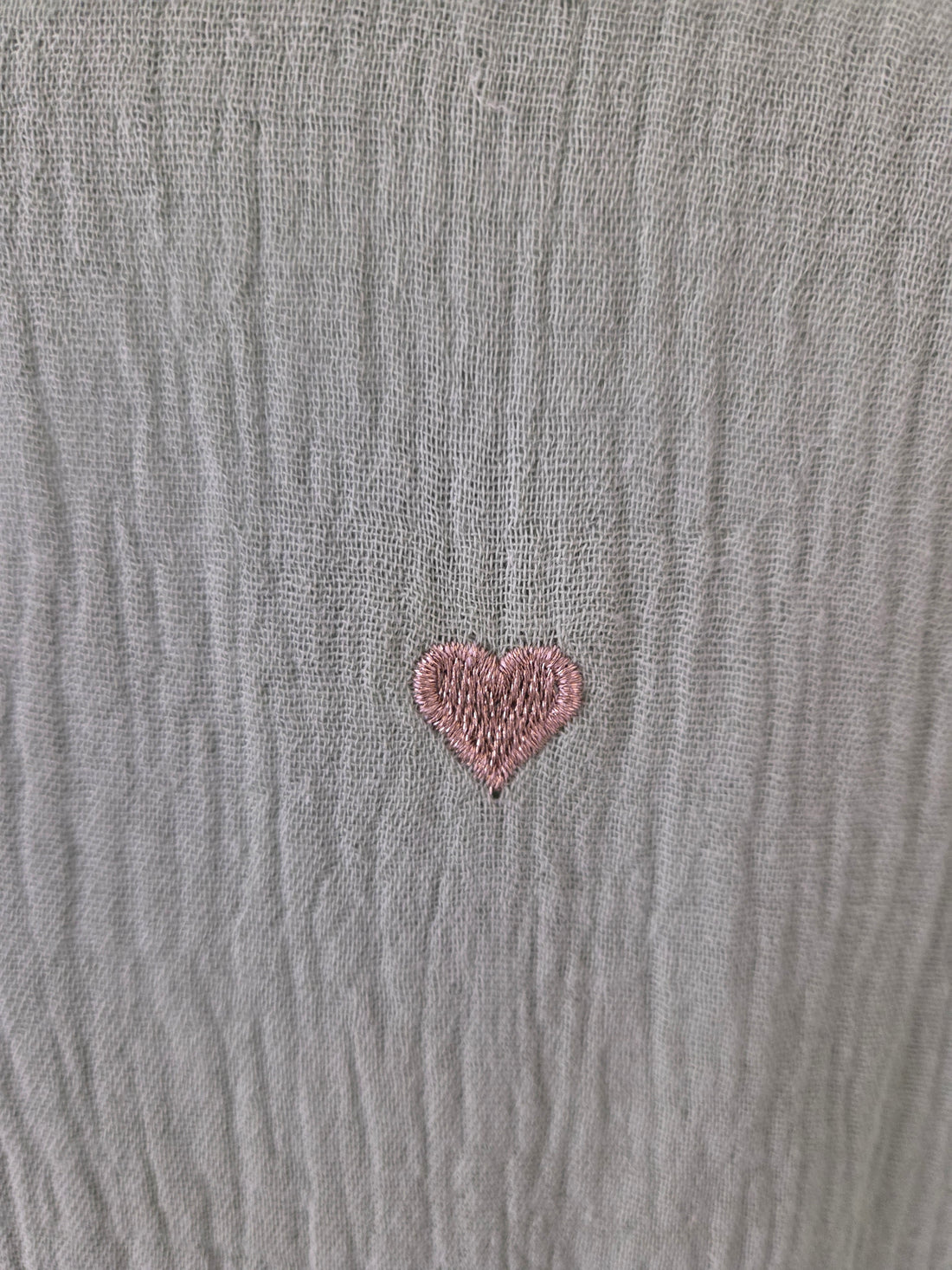 Détail broderie cœur rose chemise gaze de coton vert pâle fille – Mini-nous