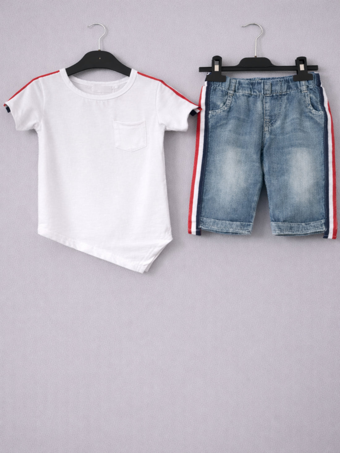 Ensemble tee-shirt blanc et bermuda